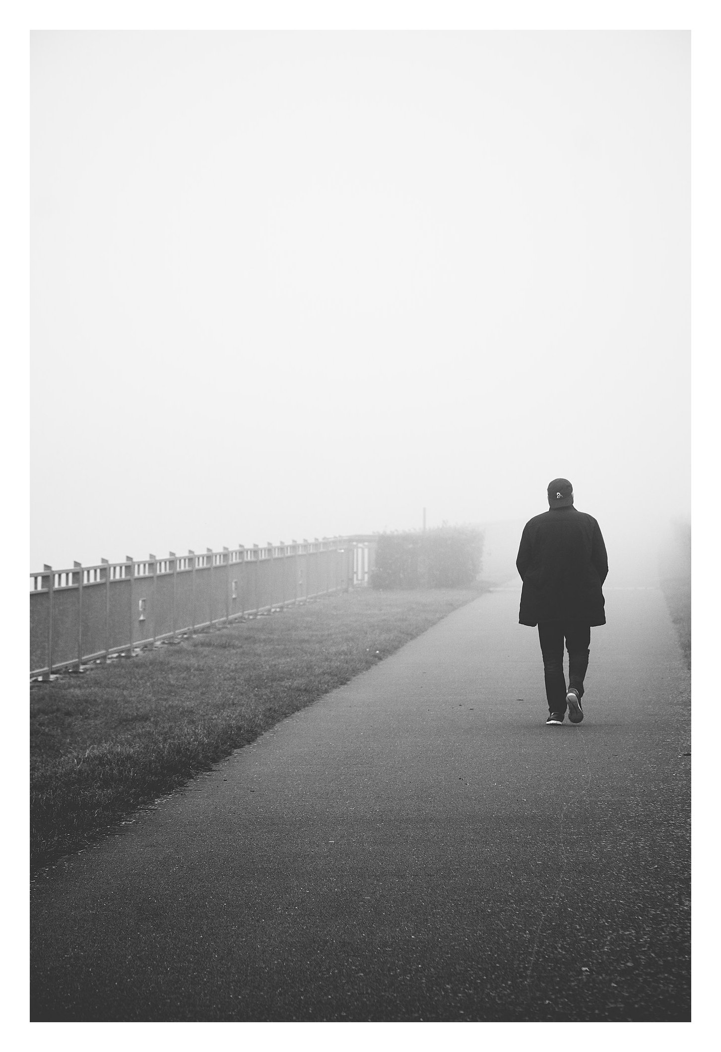 Eine einzelne Person geht durch den Nebel